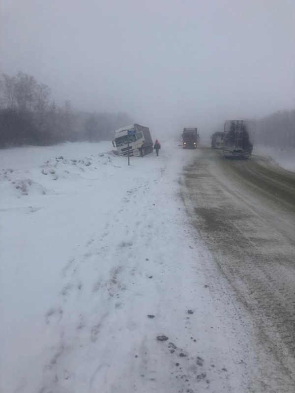 Непогода. В массовой аварии под Вольском у «ГАЗели» оторвало кабину