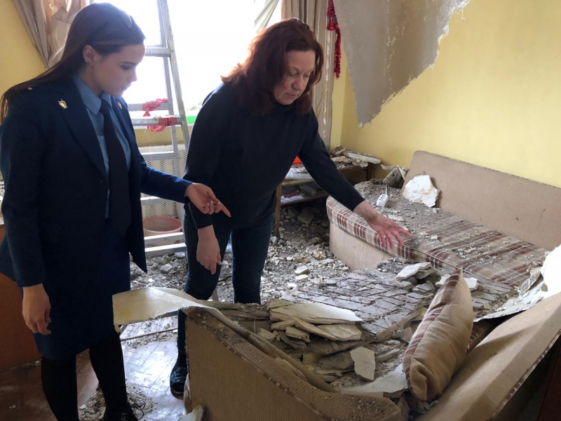 В доме на Московской упавший из-за протечек потолок раздавил диван