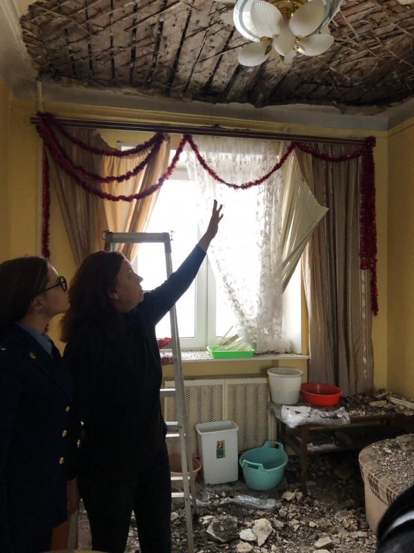 В доме на Московской упавший из-за протечек потолок раздавил диван