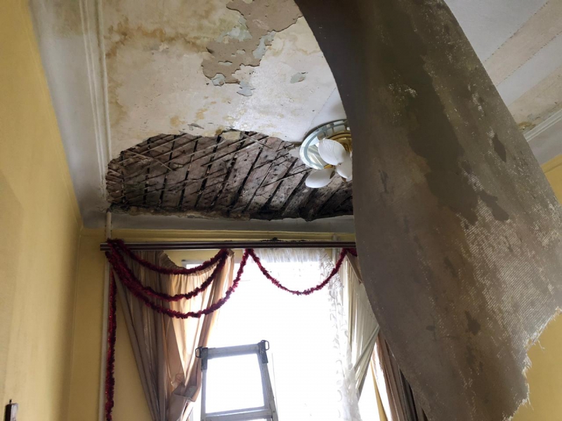 В доме на Московской упавший из-за протечек потолок раздавил диван