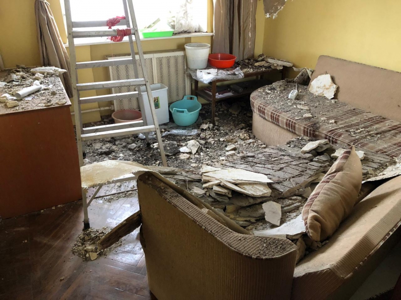 В доме на Московской упавший из-за протечек потолок раздавил диван