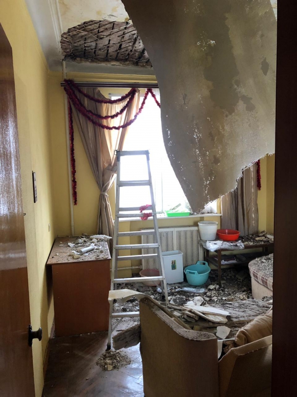 В доме на Московской упавший из-за протечек потолок раздавил диван