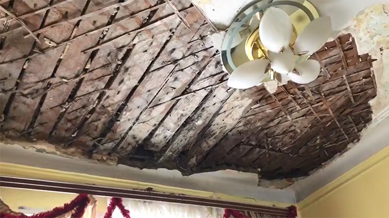 В доме на Московской упавший из-за протечек потолок раздавил диван