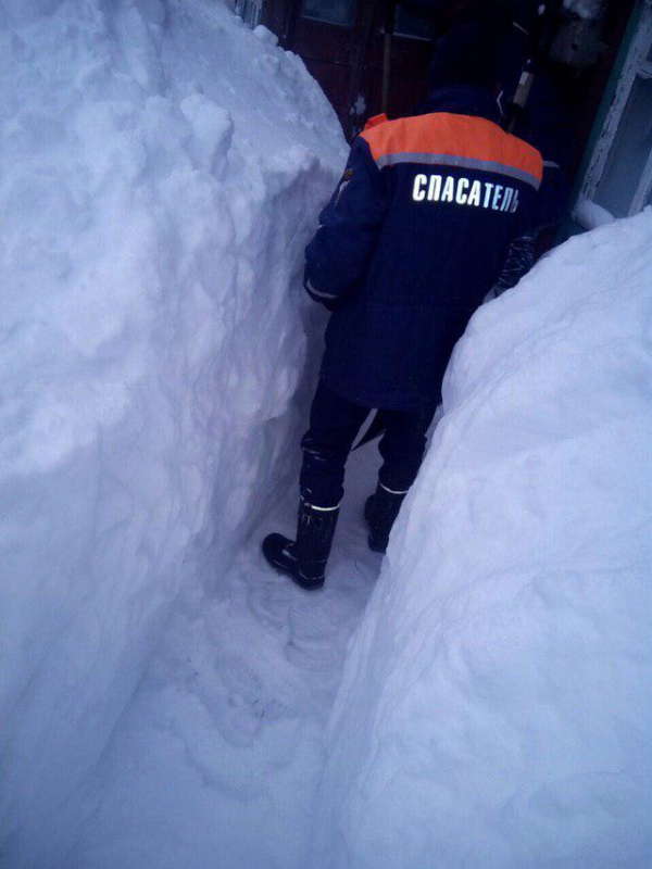 В Ртищеве пенсионерка несколько дней не могла выйти из дома из-за сугробов