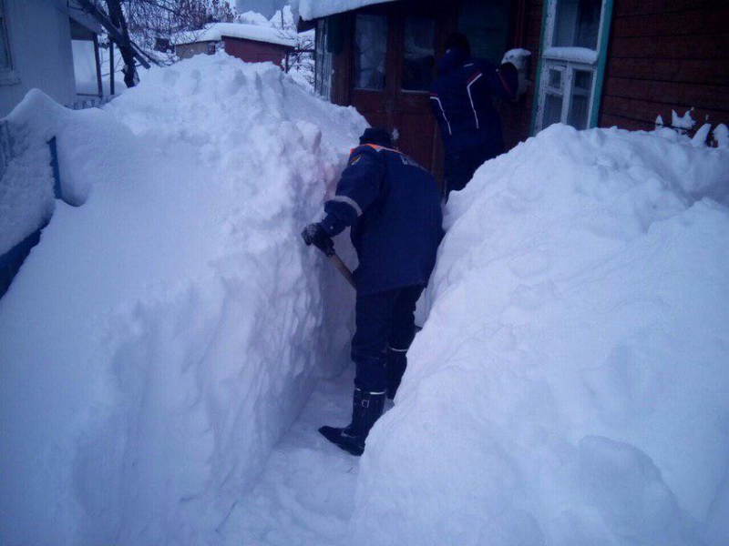 В Ртищеве пенсионерка несколько дней не могла выйти из дома из-за сугробов
