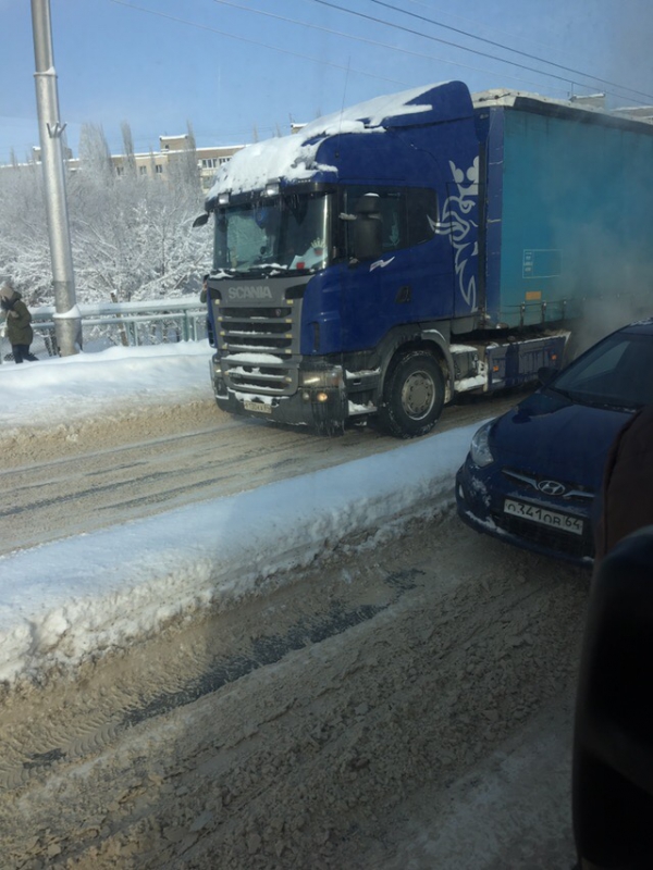 На 3-й Дачной застрявшая фура заблокировала троллейбусное движение