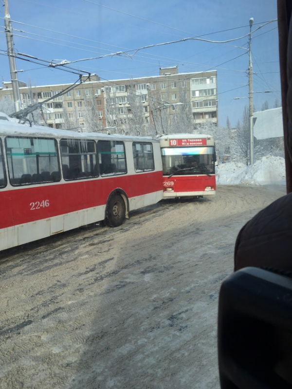 На 3-й Дачной застрявшая фура заблокировала троллейбусное движение