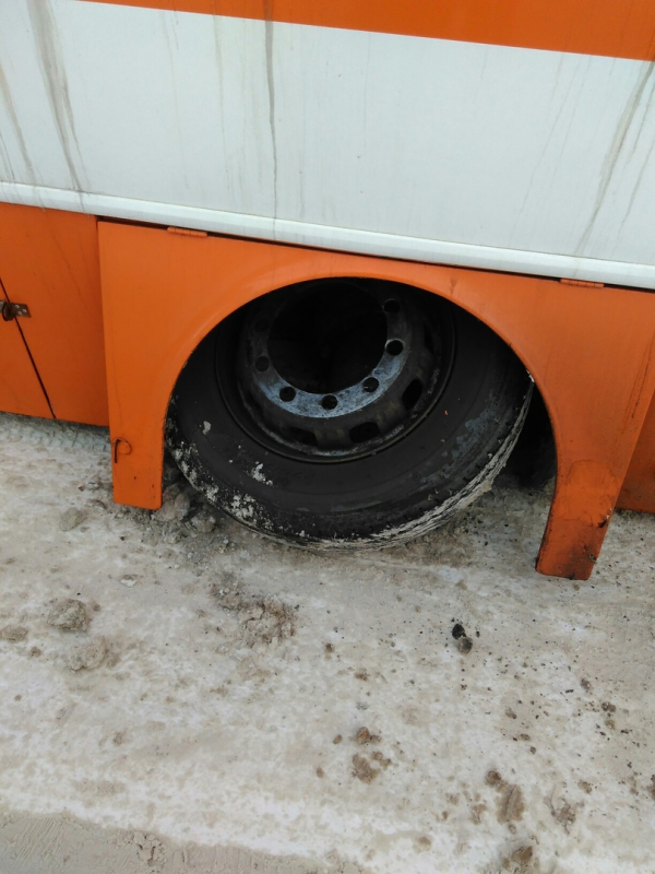 На проспекте Строителей автобус с отвалившимся колесом перекрыл дорогу