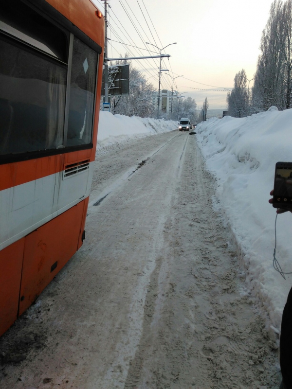 На проспекте Строителей автобус с отвалившимся колесом перекрыл дорогу