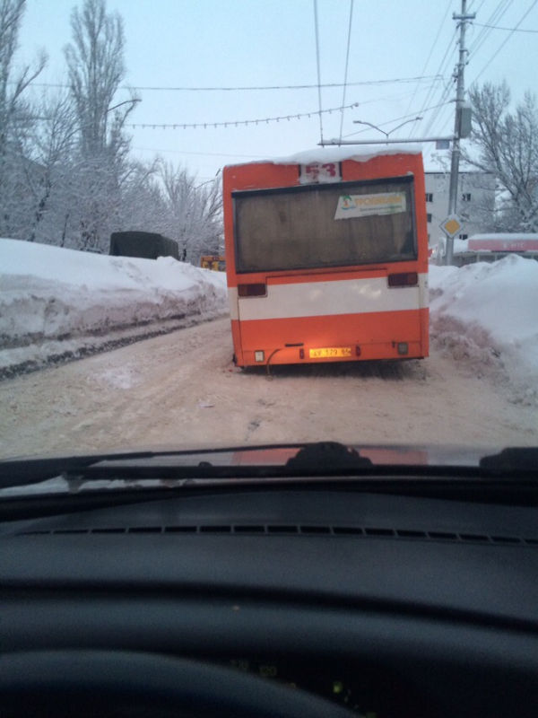 На проспекте Строителей автобус с отвалившимся колесом перекрыл дорогу