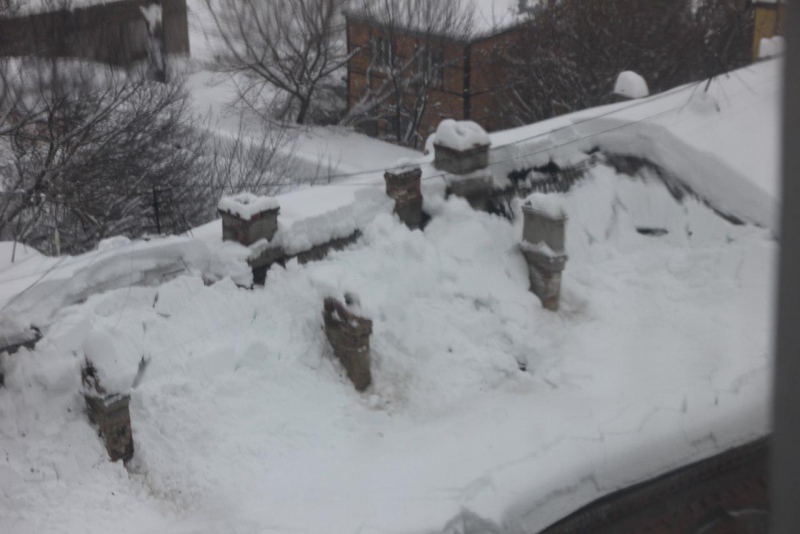 На Кутякова крыша двухэтажки обрушилась под тяжестью снега