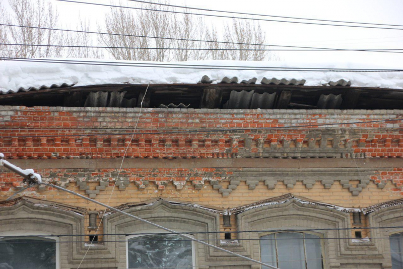 На Кутякова крыша двухэтажки обрушилась под тяжестью снега
