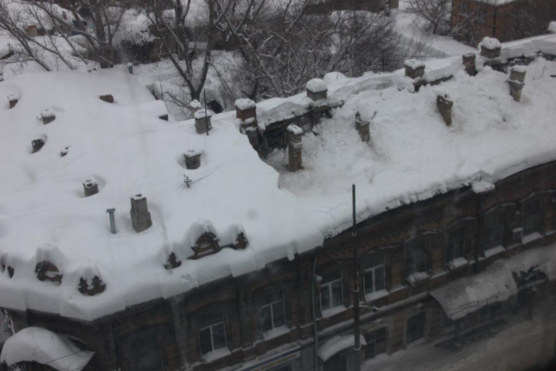 На Кутякова крыша двухэтажки обрушилась под тяжестью снега