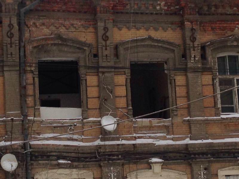 На Кутякова крыша двухэтажки обрушилась под тяжестью снега