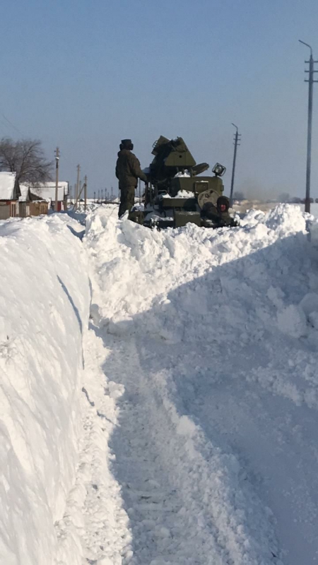 Техника Минобороны расчистила дорогу в Новоузенском районе