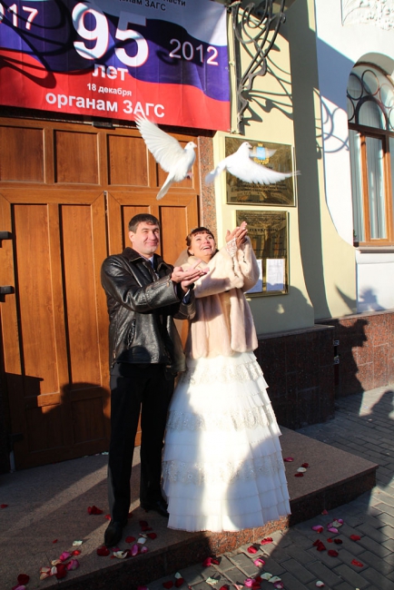 Саратовцы сыграли свадьбы в день парада цифр