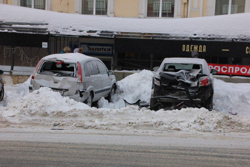 Ночью на Московской «КамАЗ» протаранил несколько припаркованных машин