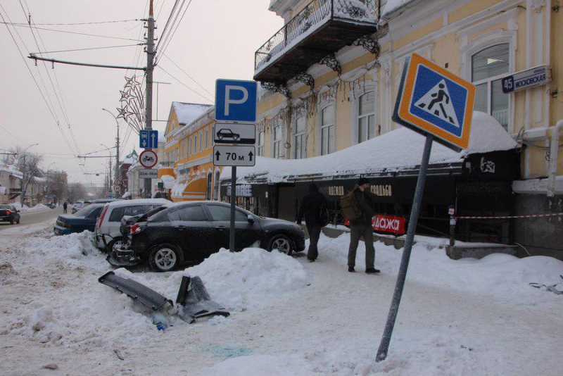Ночью на Московской «КамАЗ» протаранил несколько припаркованных машин