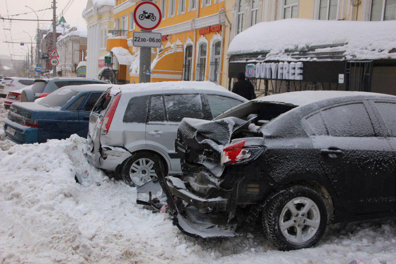 Ночью на Московской «КамАЗ» протаранил несколько припаркованных машин