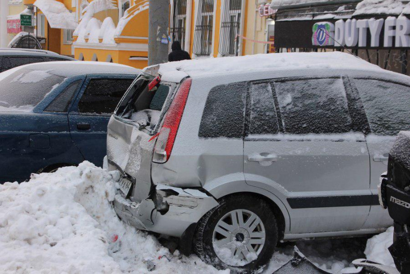 Ночью на Московской «КамАЗ» протаранил несколько припаркованных машин