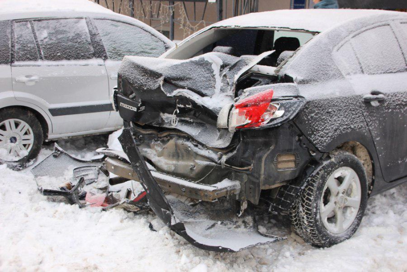 Ночью на Московской «КамАЗ» протаранил несколько припаркованных машин