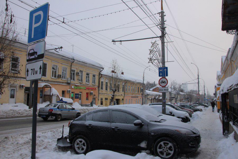 Ночью на Московской «КамАЗ» протаранил несколько припаркованных машин