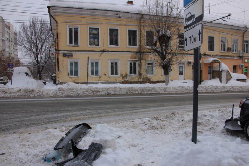 Ночью на Московской «КамАЗ» протаранил несколько припаркованных машин