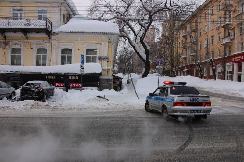 Ночью на Московской «КамАЗ» протаранил несколько припаркованных машин