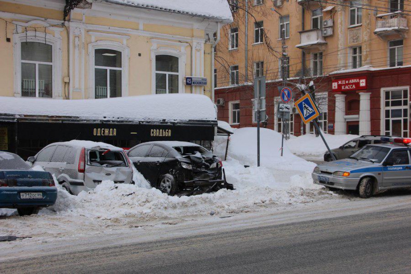 Ночью на Московской «КамАЗ» протаранил несколько припаркованных машин