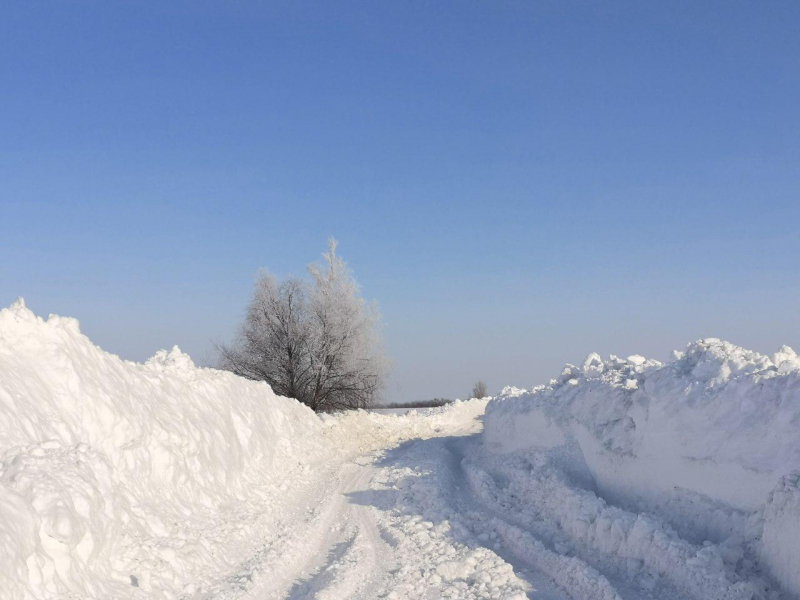 Военные с трудом освобождают села Петровского района от двухметровых сугробов
