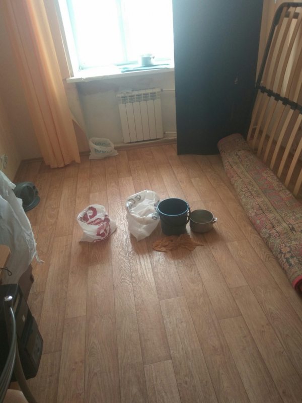 В Саратове из-за дырявой крыши затопило квартиры: вода стекает даже с люстр