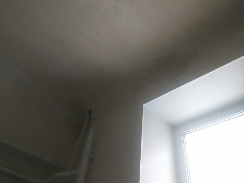 В Саратове из-за дырявой крыши затопило квартиры: вода стекает даже с люстр