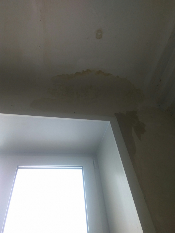 В Саратове из-за дырявой крыши затопило квартиры: вода стекает даже с люстр