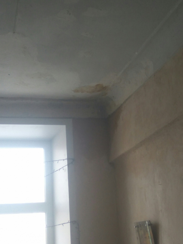 В Саратове из-за дырявой крыши затопило квартиры: вода стекает даже с люстр