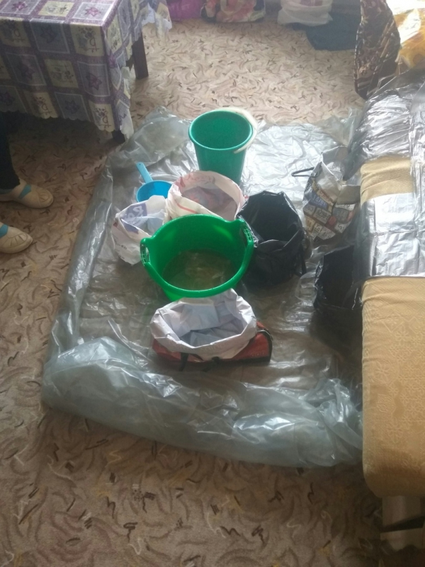 В Саратове из-за дырявой крыши затопило квартиры: вода стекает даже с люстр