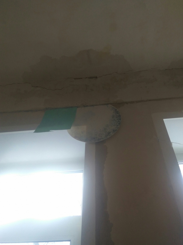 В Саратове из-за дырявой крыши затопило квартиры: вода стекает даже с люстр