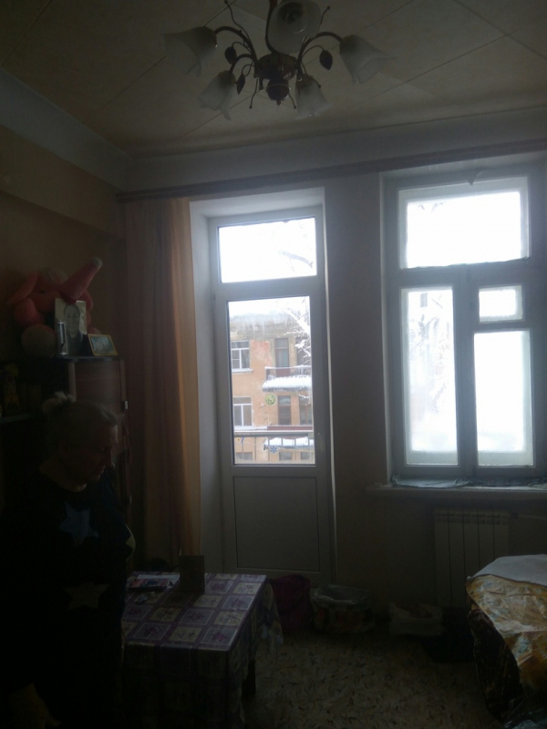 В Саратове из-за дырявой крыши затопило квартиры: вода стекает даже с люстр