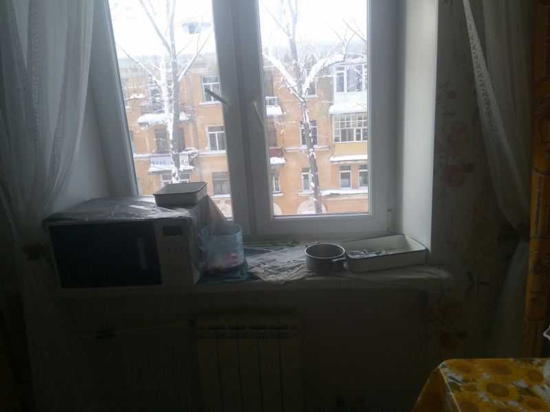 В Саратове из-за дырявой крыши затопило квартиры: вода стекает даже с люстр