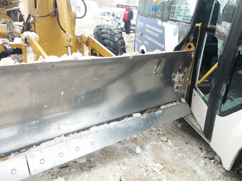 На Пензенской маршрутка врезалась в ковш снегоуборщика. Пострадали трое
