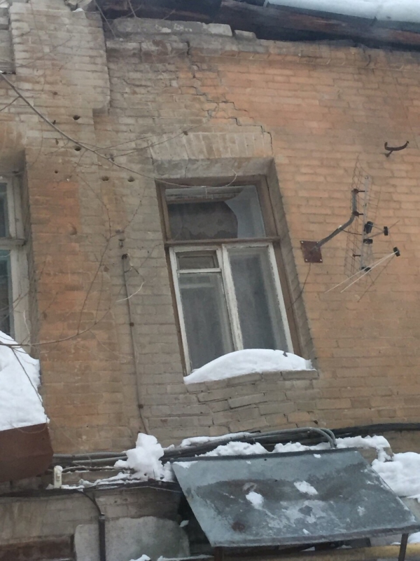 Дети и инвалид замерзают в доме с рухнувшей крышей