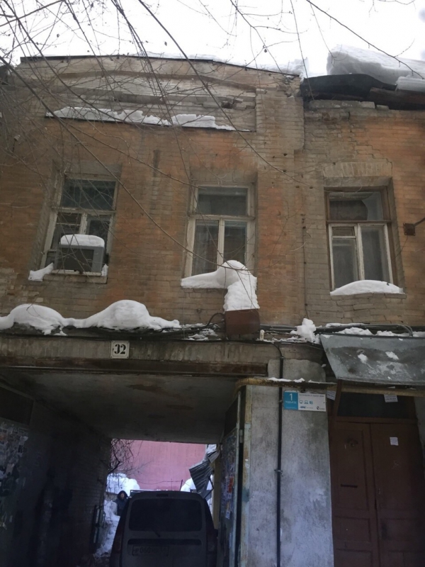 Дети и инвалид замерзают в доме с рухнувшей крышей