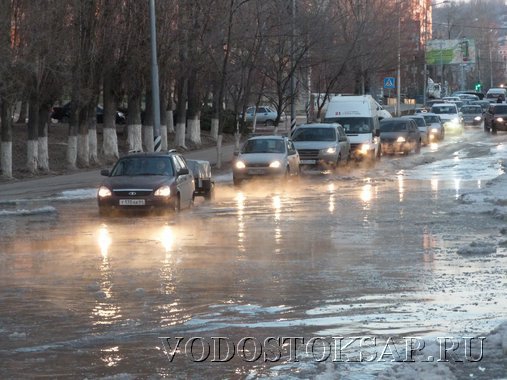 Из-за прорыва у школы жители Саратова остались без воды