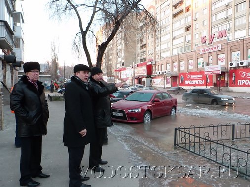 Из-за прорыва у школы жители Саратова остались без воды