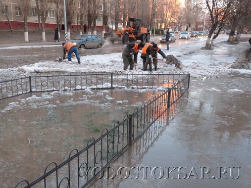 Из-за прорыва у школы жители Саратова остались без воды