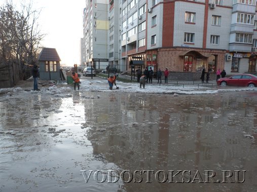 Из-за прорыва у школы жители Саратова остались без воды