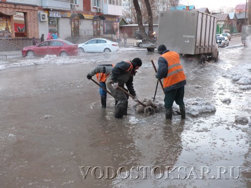 Из-за прорыва у школы жители Саратова остались без воды