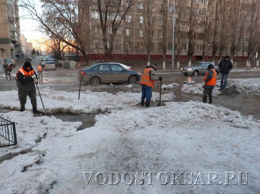 Из-за прорыва у школы жители Саратова остались без воды