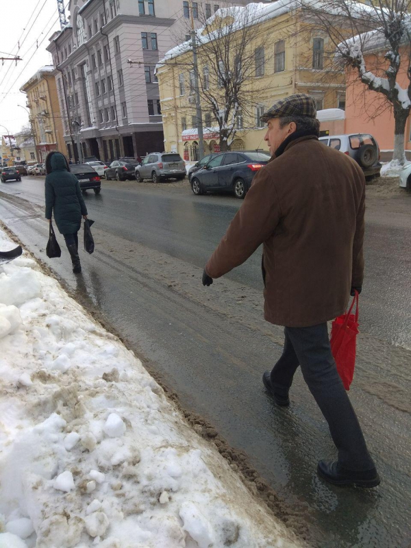 Неизвестные полностью завалили снегом тротуар на Московской