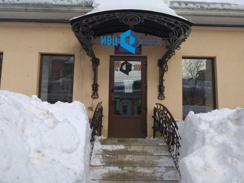 Неизвестные полностью завалили снегом тротуар на Московской