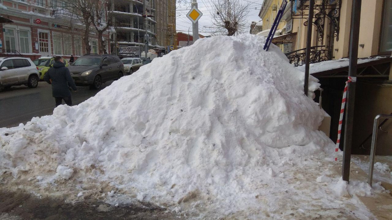 Неизвестные полностью завалили снегом тротуар на Московской